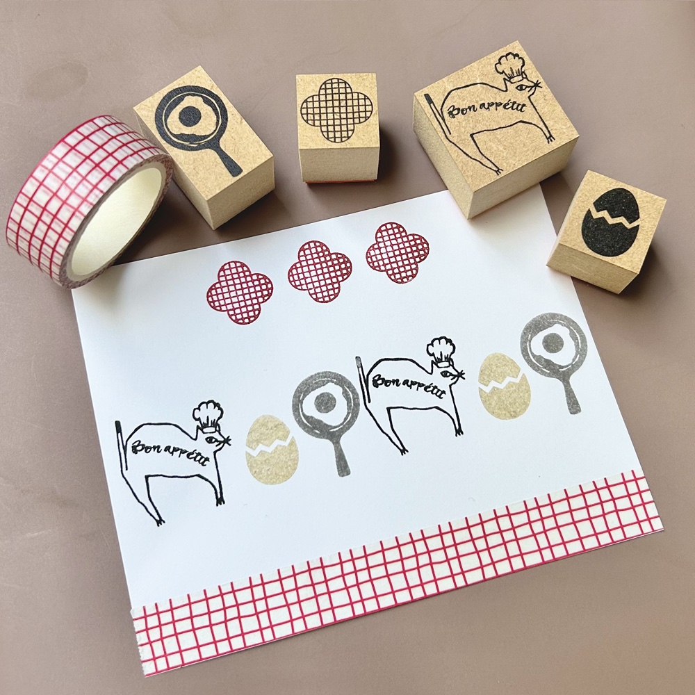 お腹にBon appetitの文字が描かれたシェフ猫とタマゴと目玉焼きのはんこです。