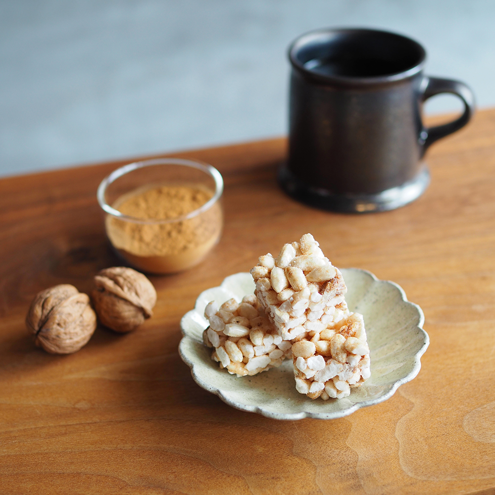 秋限定ポン菓子「シナモンくるみ」。しっかりとしたシナモンの香り、焙煎くるみが食感のアクセント。