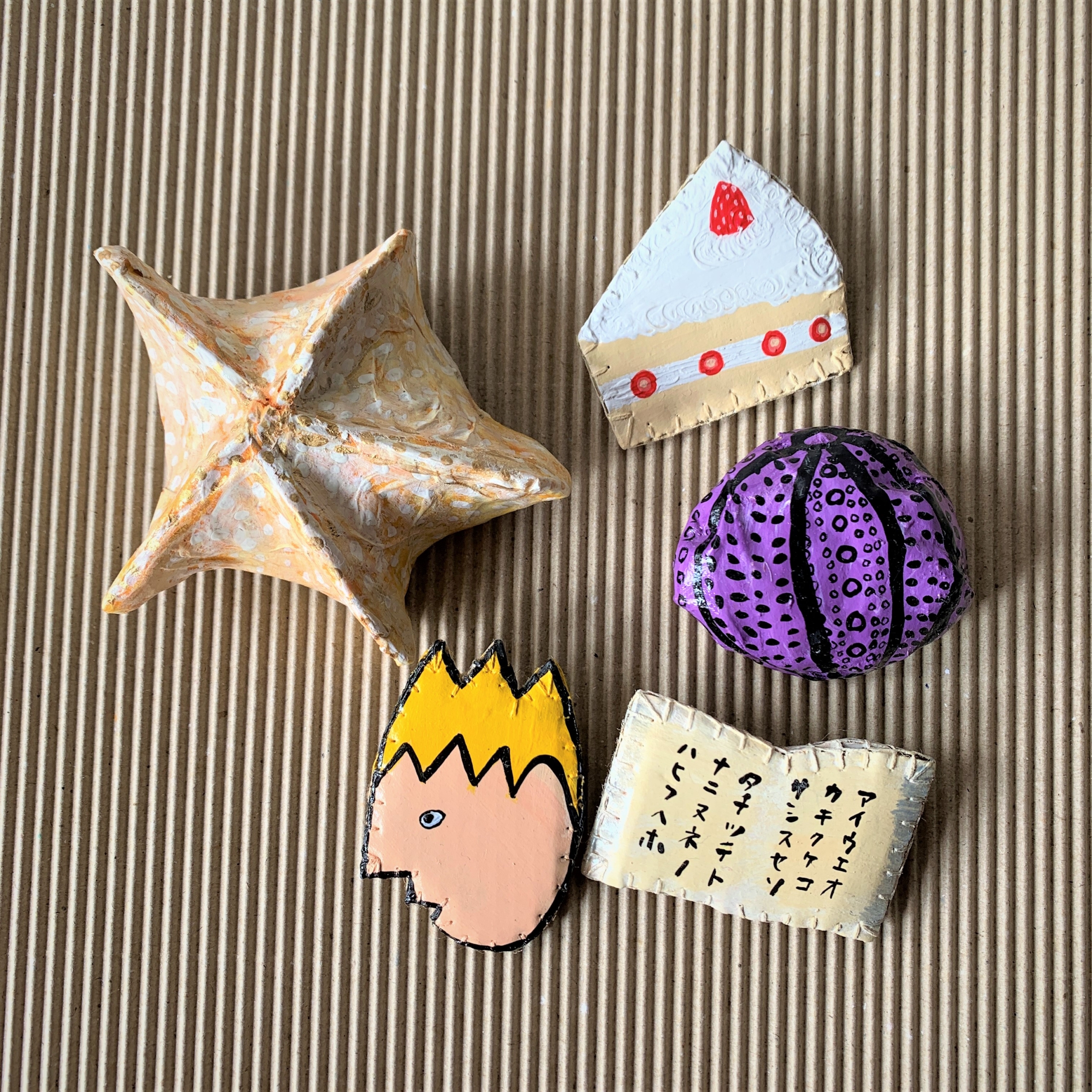 ダンボールや紙で作ったブローチ。ひとつひとつ思い付きで作られたダンボールブローチは1点です。