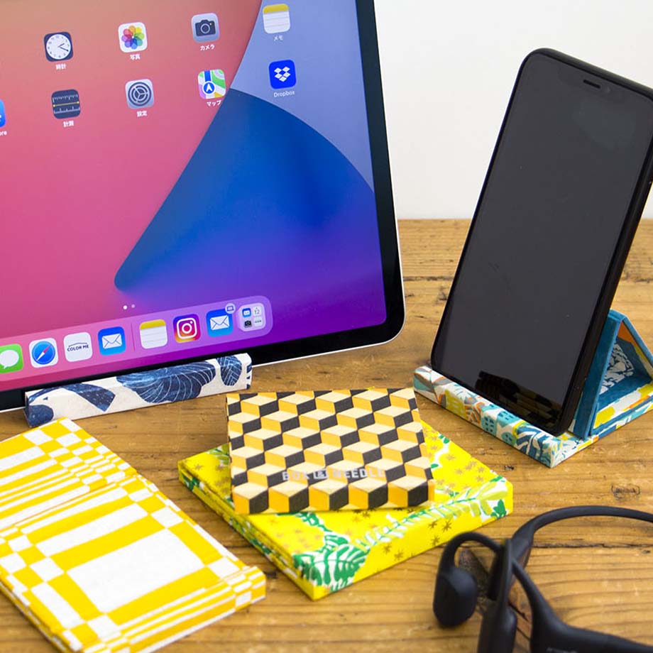 貼り箱の技法を応用して作られた、折りたたみタイプのスマートフォンスタンド