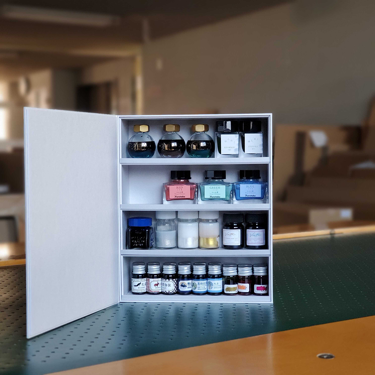 「インク収納箱」インク沼のみなさまに、私たちの紙箱加工技術を結集したとっておきの箱です。